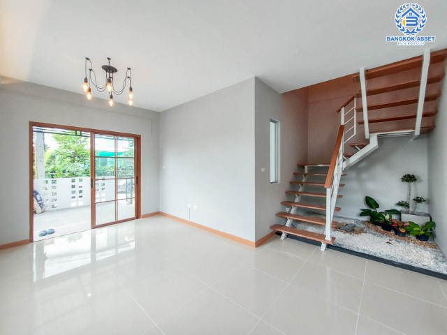 *****ทาวน์เฮ้าส์มือสองย่านปทุมธานี ม.พฤกษา60/1 รังสิต-บางพูน #หลังมุม เนื้อที่กว้างขวางถึง 27 ตร.ว. ฟังก์ชัน 3 ห้องนอน 2 ห้องน้ำ 1 ที่จอดรถ บนทำเลเดินทางสะดวก เชื่อมต่อถนนหลายเส้นทาง เพียง 12 นาทีก็ถึงรถไฟฟ้าสายสีแดง "สถานีรังสิต" ใกล้ฟิวเจอร์พาร์ค และทางด่วน "บางพูน" ราคาถูกสุดในย่านนี้! จองด่วน!